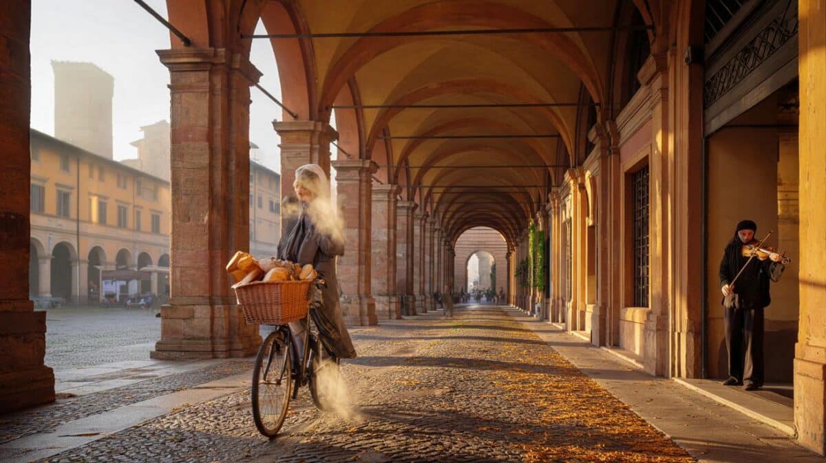 La città italiana che in autunno sembra un acquerello: i suoi portici hanno una storia poco conosciuta