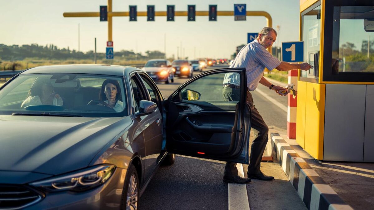 Scende dall'auto per pagare il pedaggio dell'autostrada, la vettura riparte con la moglie a bordo